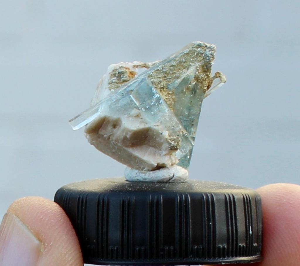 AQUAMARIJN op ORTHOKLAAS uit Erongo in NAMIBIE, Ophalen of Verzenden, Mineraal
