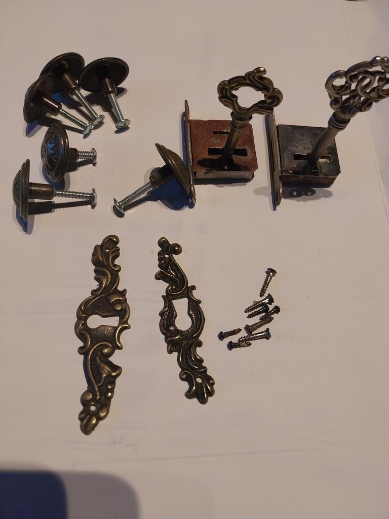 2 metalen Antiek slotjes en deur-lade knopjes., Enlèvement, Utilisé, Fer, Clé