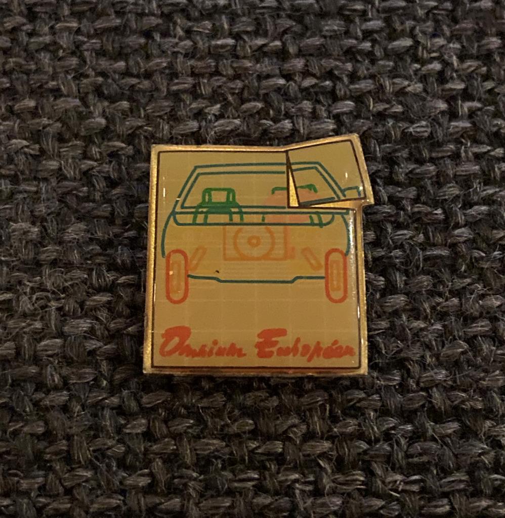 PIN - OMNIUM EUROPÉEN - AUTOMOBILE, Envoi, Utilisé, Transport, Insigne ou Pin's