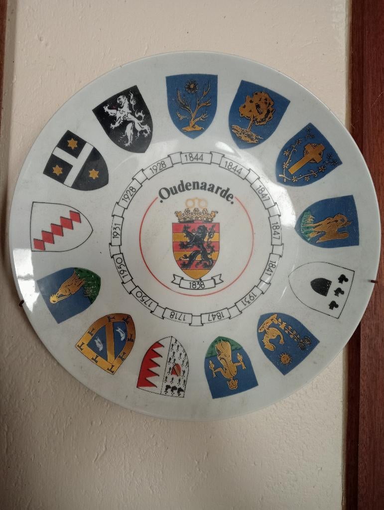 Sierbord Oudenaarde en 13 borden per gemeente, Antiek en Kunst, Antiek | Keramiek en Aardewerk, Ophalen