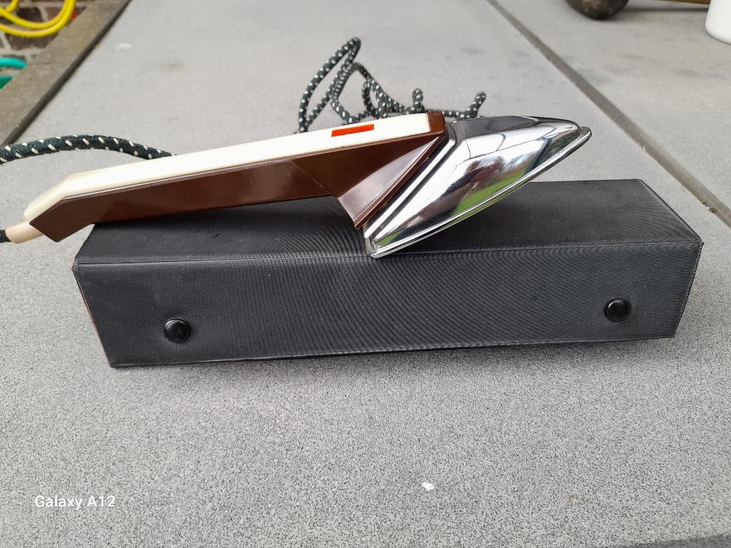 Mini strijkijzer vintage, Elektronische apparatuur, Strijkijzers en Strijkplanken, Ophalen of Verzenden, Zo goed als nieuw, Strijkijzer met snoer