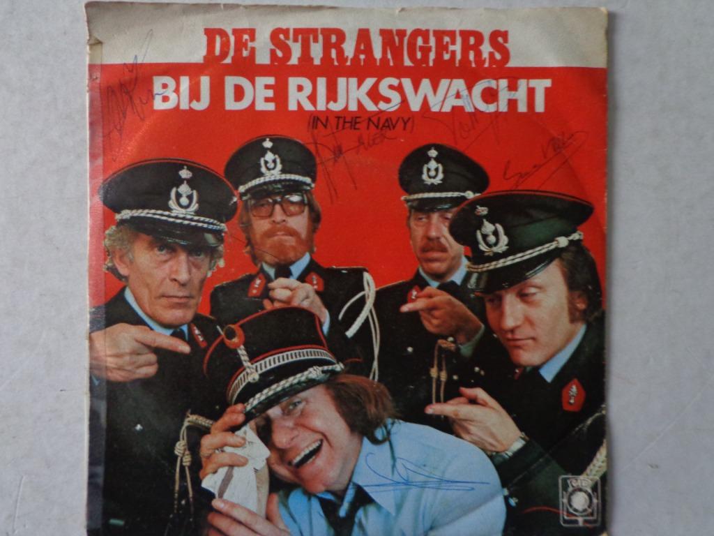 single De Strangers Bij de rijkswacht 5 handtekeningen, Ophalen of Verzenden, Gebruikt, Overige formaten, Streekmuziek