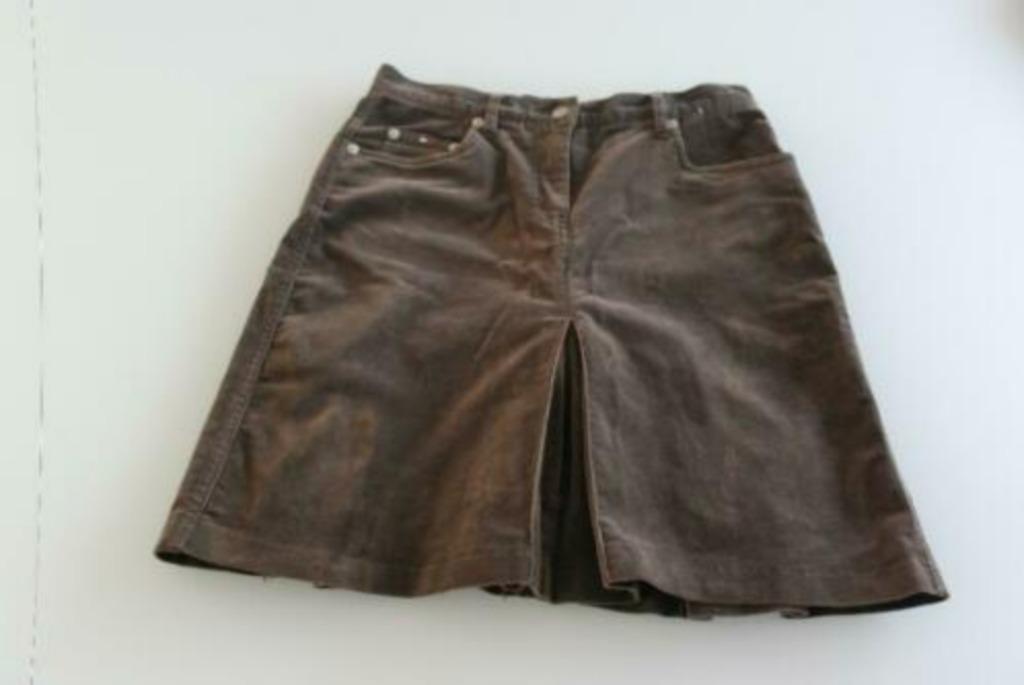 bruin rokje in velours tommy hilfiger  maat 14 jaar, Enfants & Bébés, Vêtements enfant | Taille 164, Robe ou Jupe, Enlèvement ou Envoi