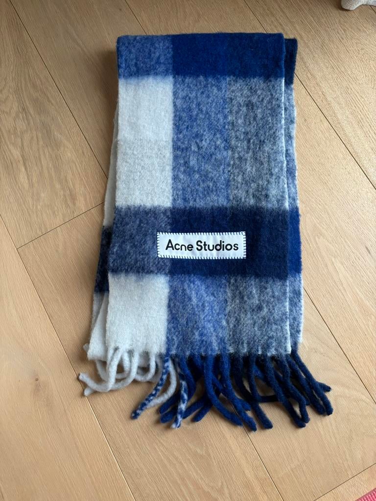Acne Studios Scarf, Ophalen of Verzenden, Zo goed als nieuw, Overige maten, Sjaal