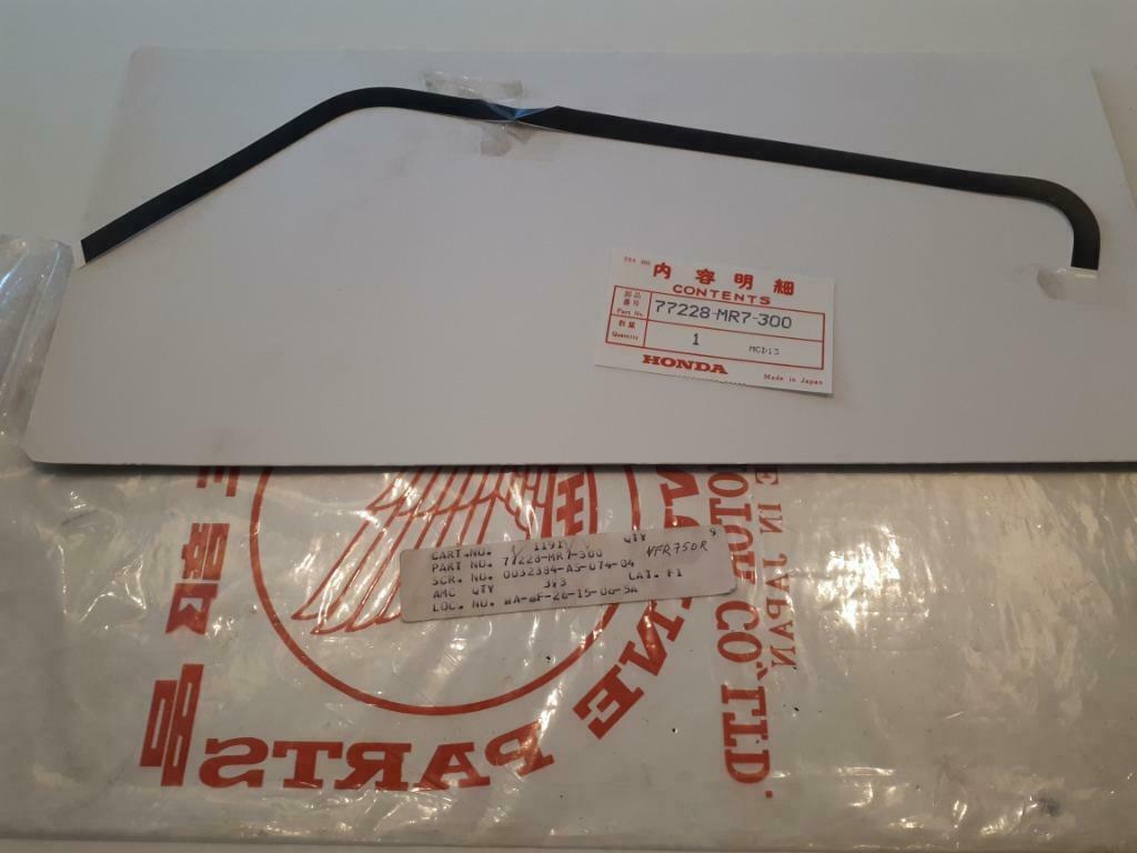 77228-MR7-300 Honda VFR750 R RC30 decal right seat cowl, Ophalen, Nieuw