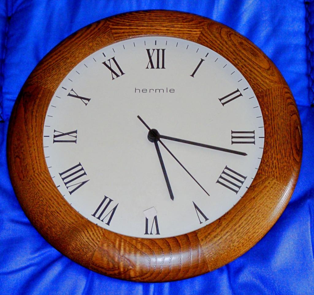 Horloge murale HERMLE ronde en bois massif, à quartz , NEUVE, Antiquités & Art, Antiquités | Horloges, Enlèvement ou Envoi