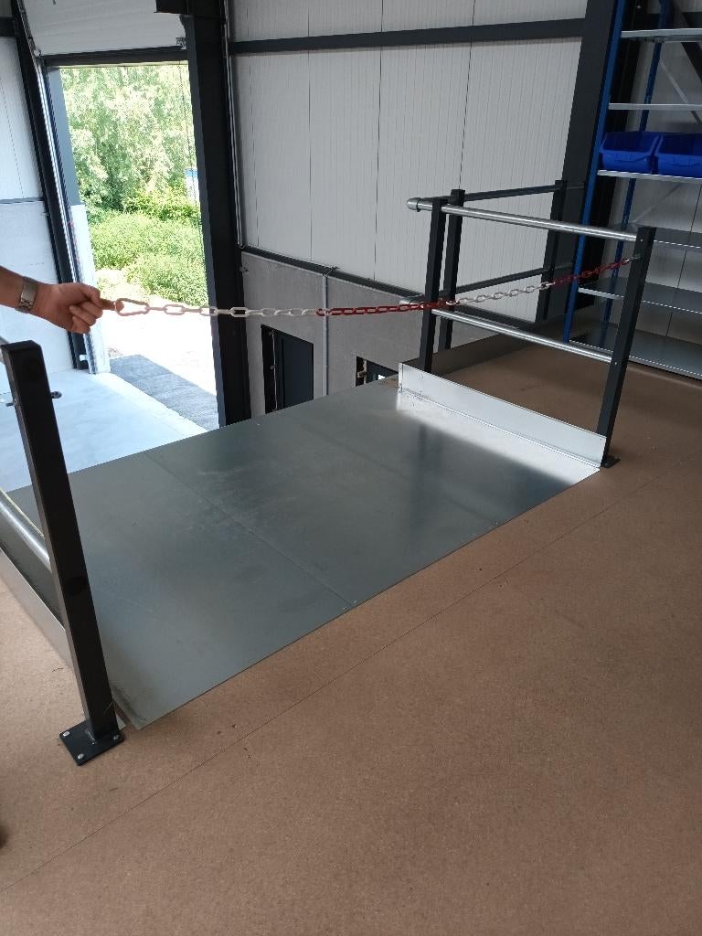 MEZZANINE / TUSSENVLOER, Ophalen