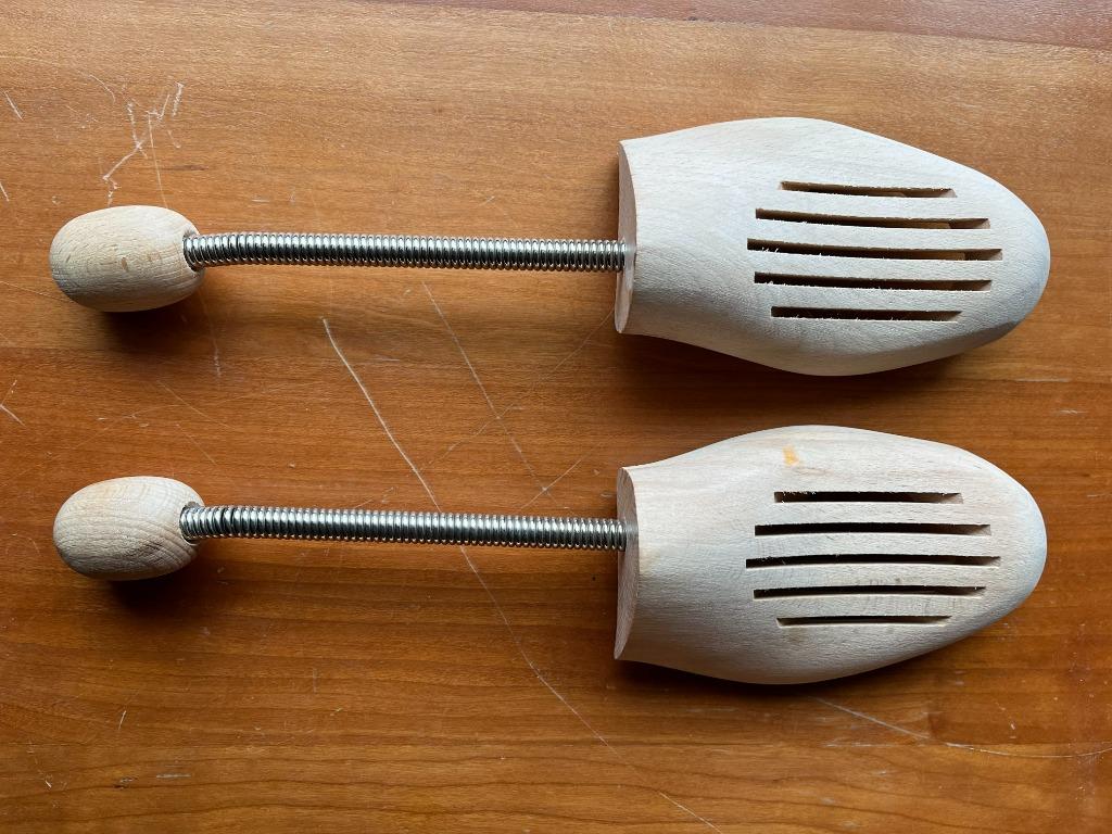 Eeen paar houten schoenspanners., Ophalen