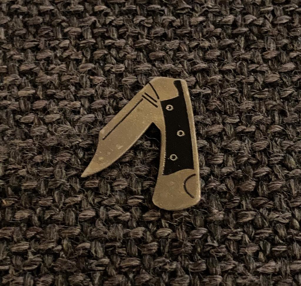 PIN - MES - SPRINGMES - COUTEAU - KNIFE, Collections, Envoi, Utilisé, Autres sujets/thèmes, Insigne ou Pin's