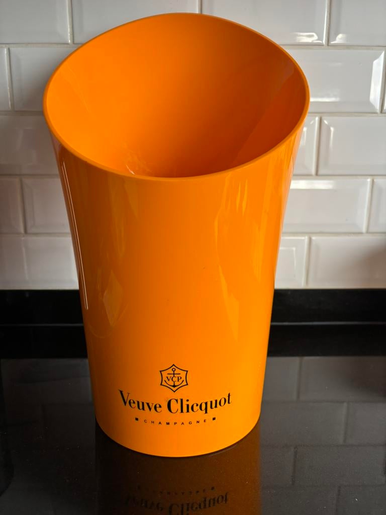 Ijsemmer Veuve Clicquot, Ophalen