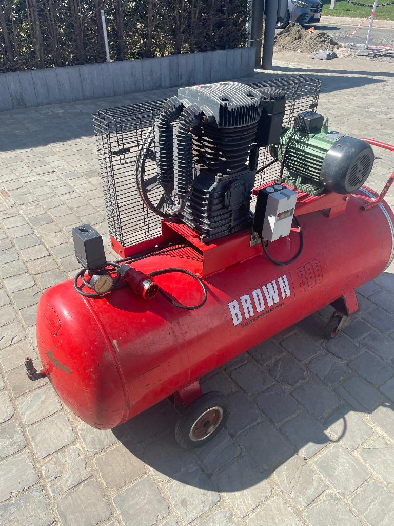 Compressor 300L op drijfkracht, Doe-het-zelf en Bouw, Compressors, 100 liter of meer, Ophalen, Gebruikt, 10 bar of meer