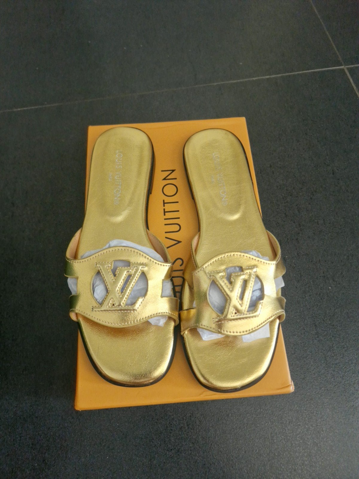 Luxe Gouden Dames Slippers – Maat 39 (Nieuw in Doos), Kleding | Dames, Schoenen, Slippers, Overige kleuren, Nieuw, Ophalen of Verzenden