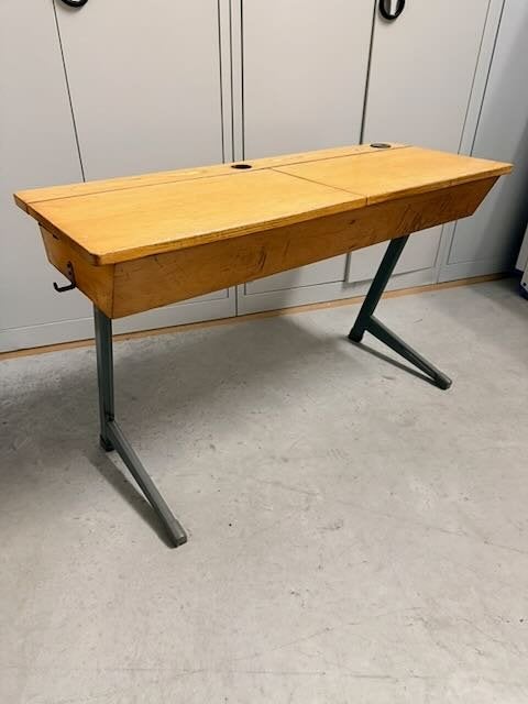 Schoolbank of lessenaar, Ophalen, Opbergruimte, Gebruikt, 110 cm