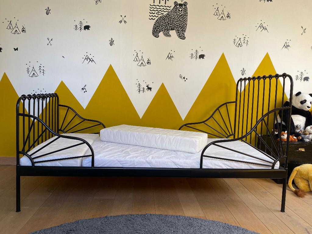 Meegroeibed Ikea (zwart) en matras, Kinderen en Baby's, Ophalen, Matras