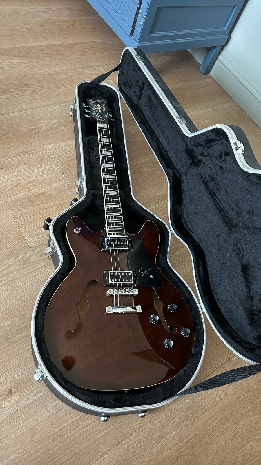 Elektrische gitaar Hagstrom Super Viking + hardcase koffer, Ophalen, Zo goed als nieuw, Semi-solid body, Overige merken
