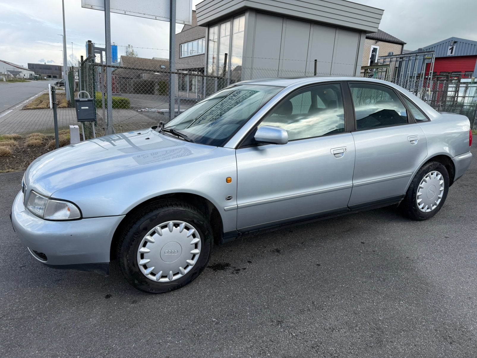 Audi a4 146.340km 1.6 benzine  100pk gekeurd voor de verkoop, Elektrische ramen, Stof, A4, Bedrijf