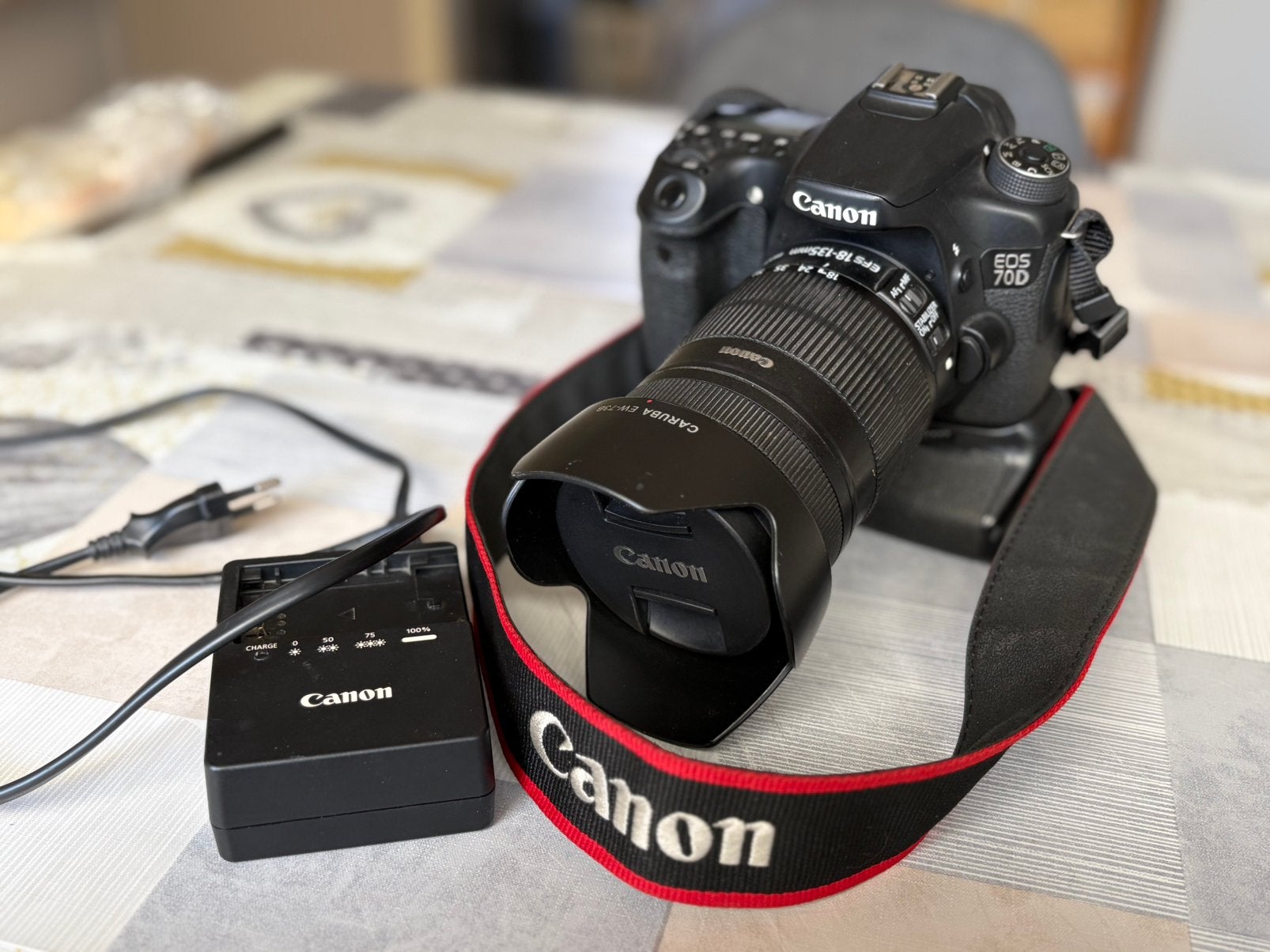 Canon EOS 70D + 18-135mm, TV, Hi-fi & Vidéo, Appareils photo numériques, Enlèvement ou Envoi, Comme neuf, Canon