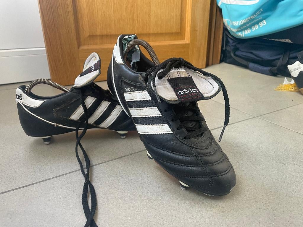 NIEUW!! kaiser 5 adidas voetbalschoen  maat 44   ijzeren nop, Sport en Fitness, Voetbal, Ophalen, Nieuw