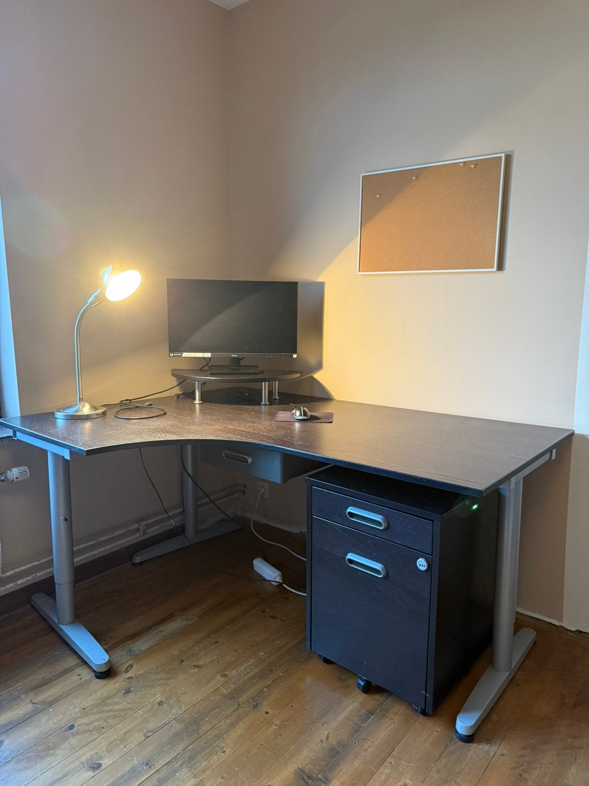 Ikea bureau plus plank, Huis en Inrichting, Bureaus, Ophalen, Zo goed als nieuw, IKEA, Zwart