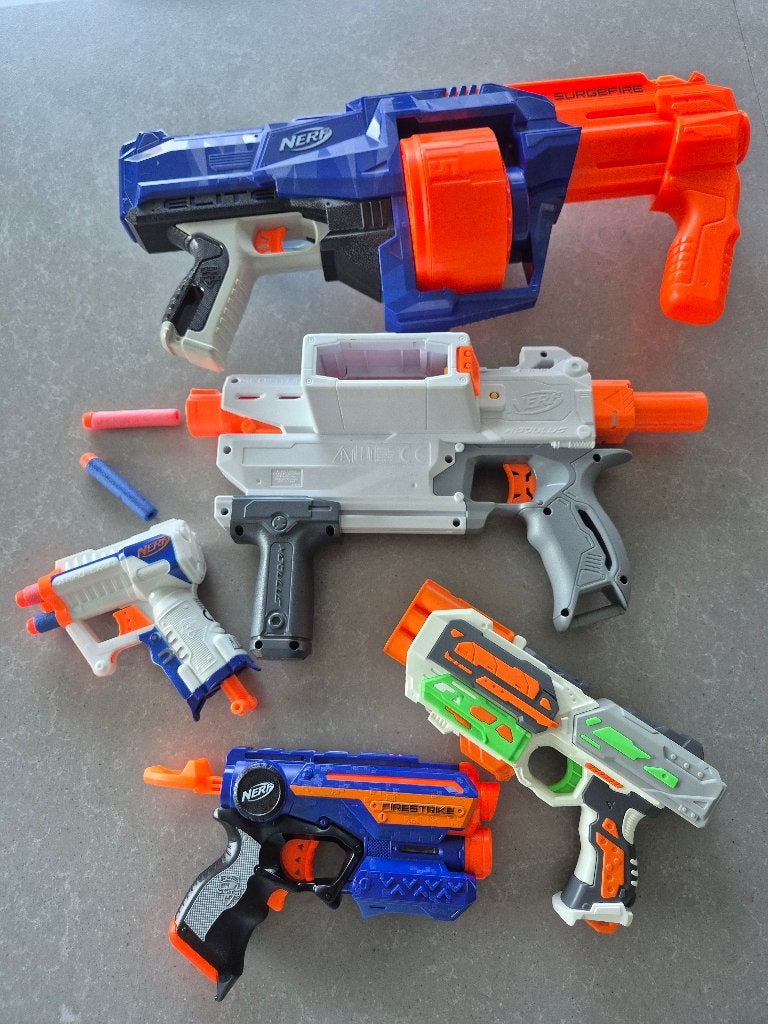 5 Nerf pistolen met veel pijltjes, 2 hesjes en 2 brillen, Kinderen en Baby's, Speelgoed | Buiten | Actiespeelgoed, Ophalen of Verzenden