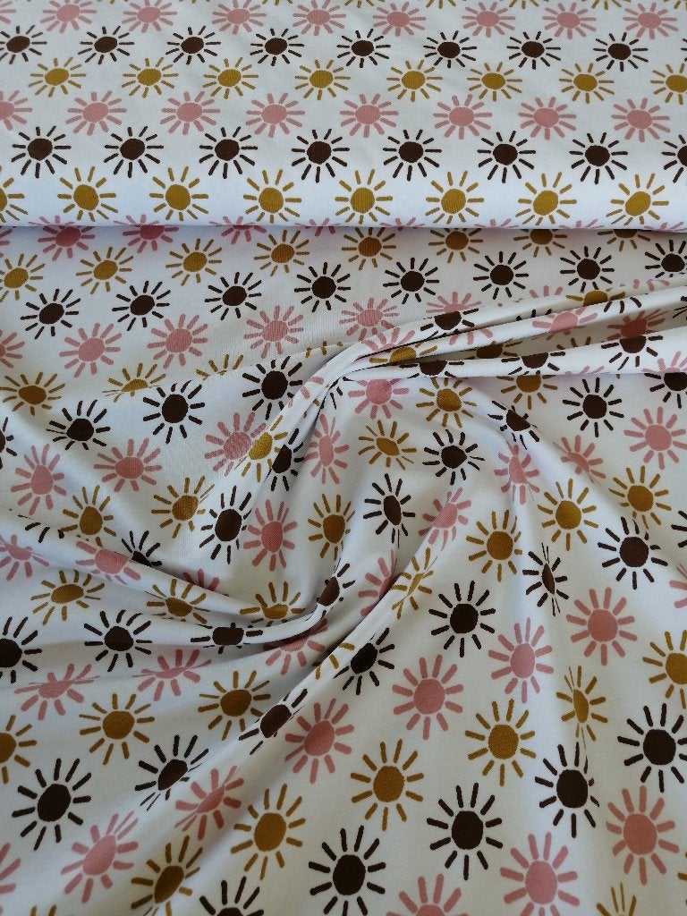 Outlet : Stenzo jersey met zonnen, roos/bruin/oker., Hobby & Loisirs créatifs, Tissus & Chiffons, Neuf, 200 cm ou plus, Coton
