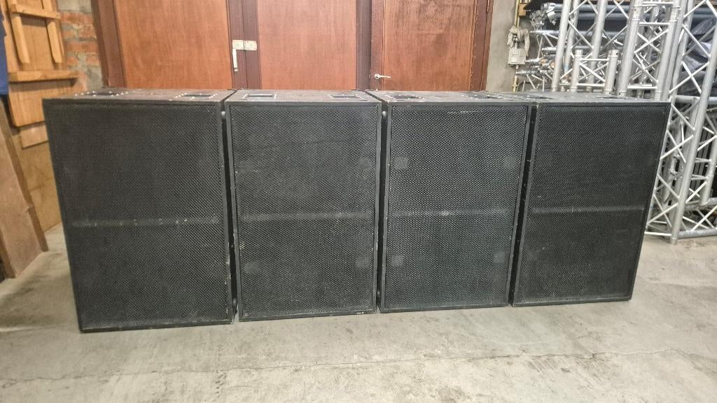 RCF baskasten dubbel 18", Ophalen, Zo goed als nieuw, 120 watt of meer, Subwoofer