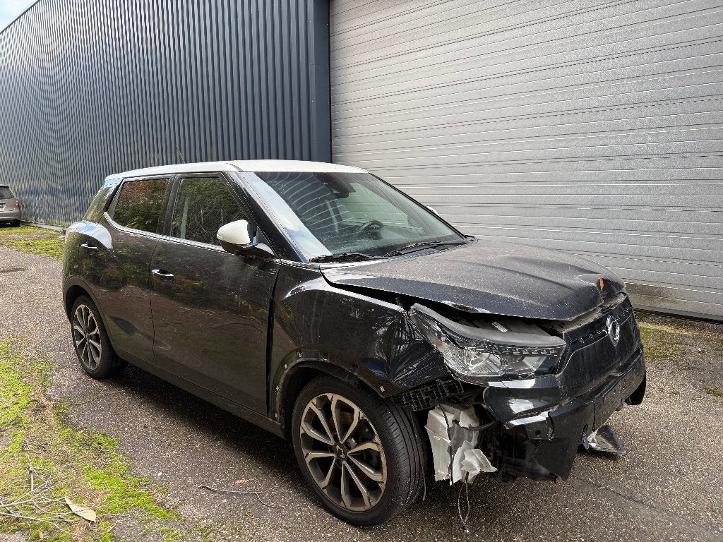 SsangYong Tivoli 1.6i e-XGi 2WD EURO 6 2018 Schadewagen, Auto's, Dealer onderhouden, Euro 6, 4 cilinders, Zwart