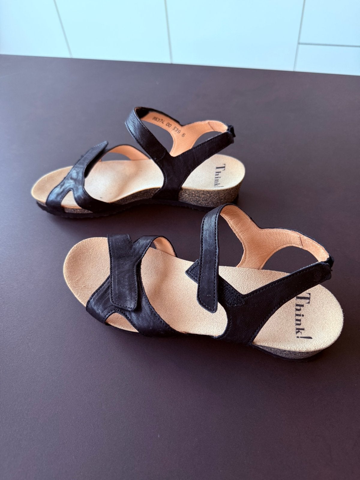 Think! sandalen in zwart leder, maat 39. Nieuwstaat, Ophalen of Verzenden, Zwart