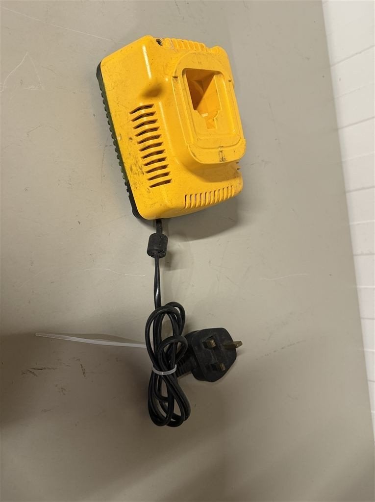 Dewalt DE9116 Acculader 230V - Werkt - 7.2-18V, Enlèvement ou Envoi, Comme neuf