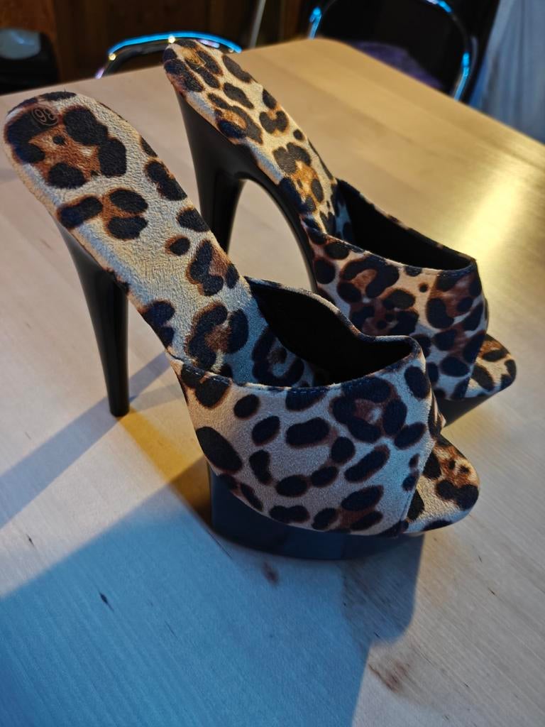 Muiltjes luipaardmotief, Ophalen of Verzenden, Zo goed als nieuw, Bruin, Sandalen of Muiltjes