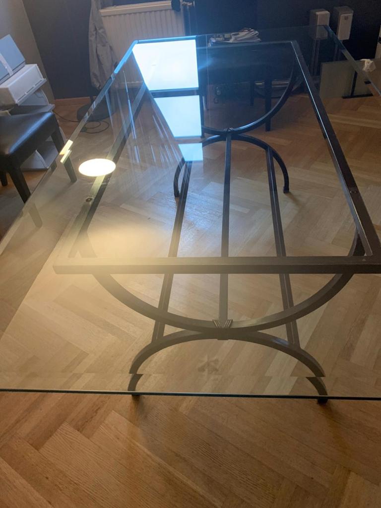 Table en verre et fer, Enlèvement, Verre