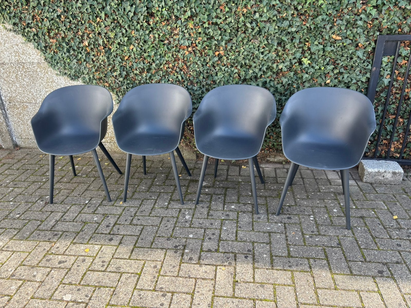 🖤 12 Design stoelen Gubi, Huis en Inrichting, Ophalen, Gebruikt, Zwart, Kunststof