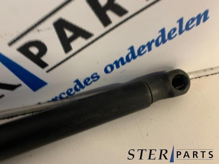Amortisseur capot moteur gauche d'un Mercedes E-Klasse, 3 mois de garantie, Utilisé, -, -