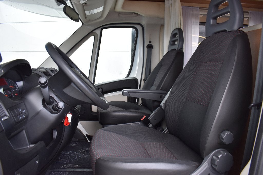 LA Voyager Mobilhome 2.2HDi | Porte-vélos | Coffre de toit, Siège de train, Autres marques, Jusqu'à 5, Diesel