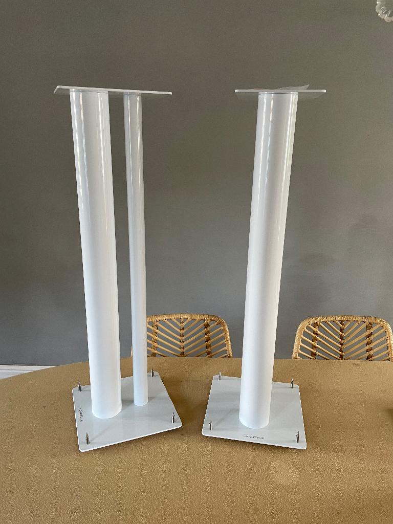 Nieuwe NORSTONE STYLUM 3 luidsprekerstatieven van 80 cm, Ophalen, Zo goed als nieuw, Front, Rear of Stereo speakers