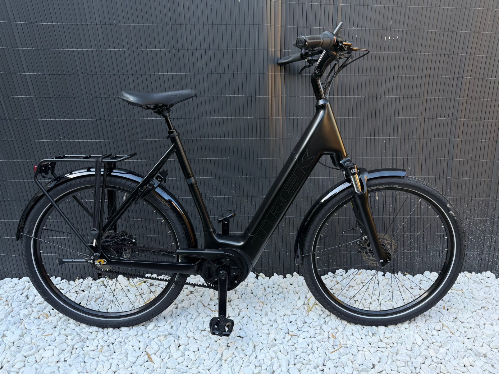 Trek District+ 4 Lowstep 2026 belt slechts 295km Bosch Smart, Vélos & Vélomoteurs, Vélos électriques, Comme neuf, Enlèvement ou Envoi