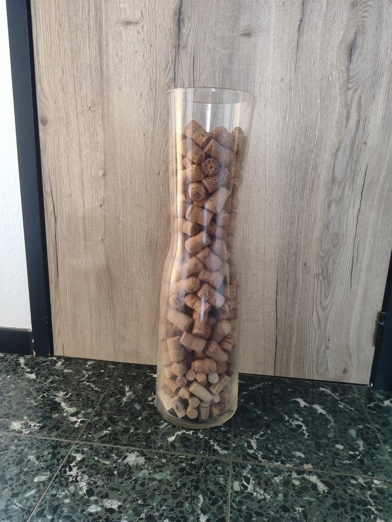 Hoge vaas met kurken, Ophalen