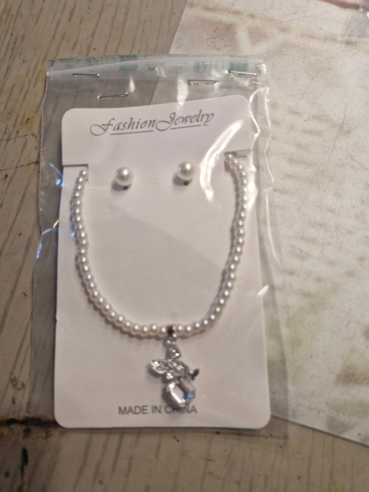 nouveau collier+ boucle doreilke femle en tres bonne etat, Bijoux, Sacs & Beauté, Enlèvement ou Envoi, Neuf