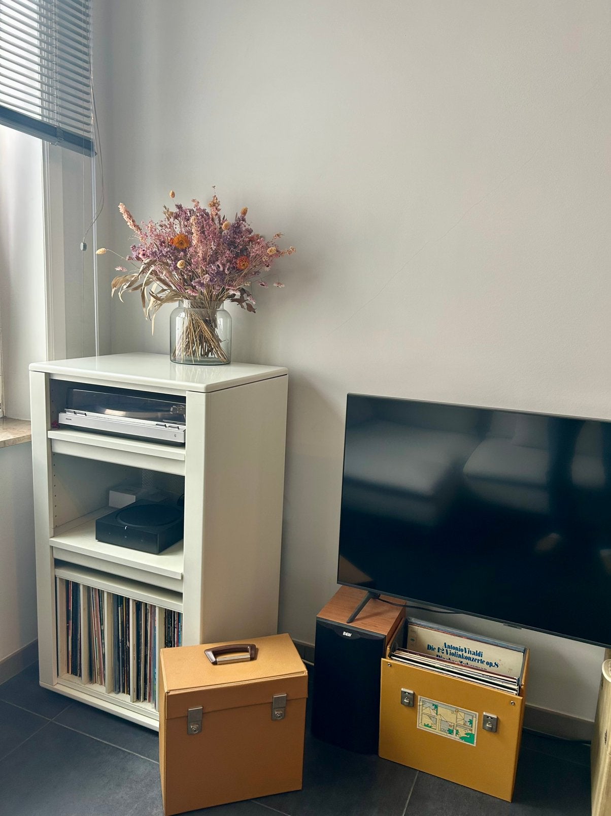 LP / Vinyl Kast met Uitschuifbare Plateaus – Wit, Ophalen, 100 tot 150 cm, 50 tot 100 cm, Zo goed als nieuw