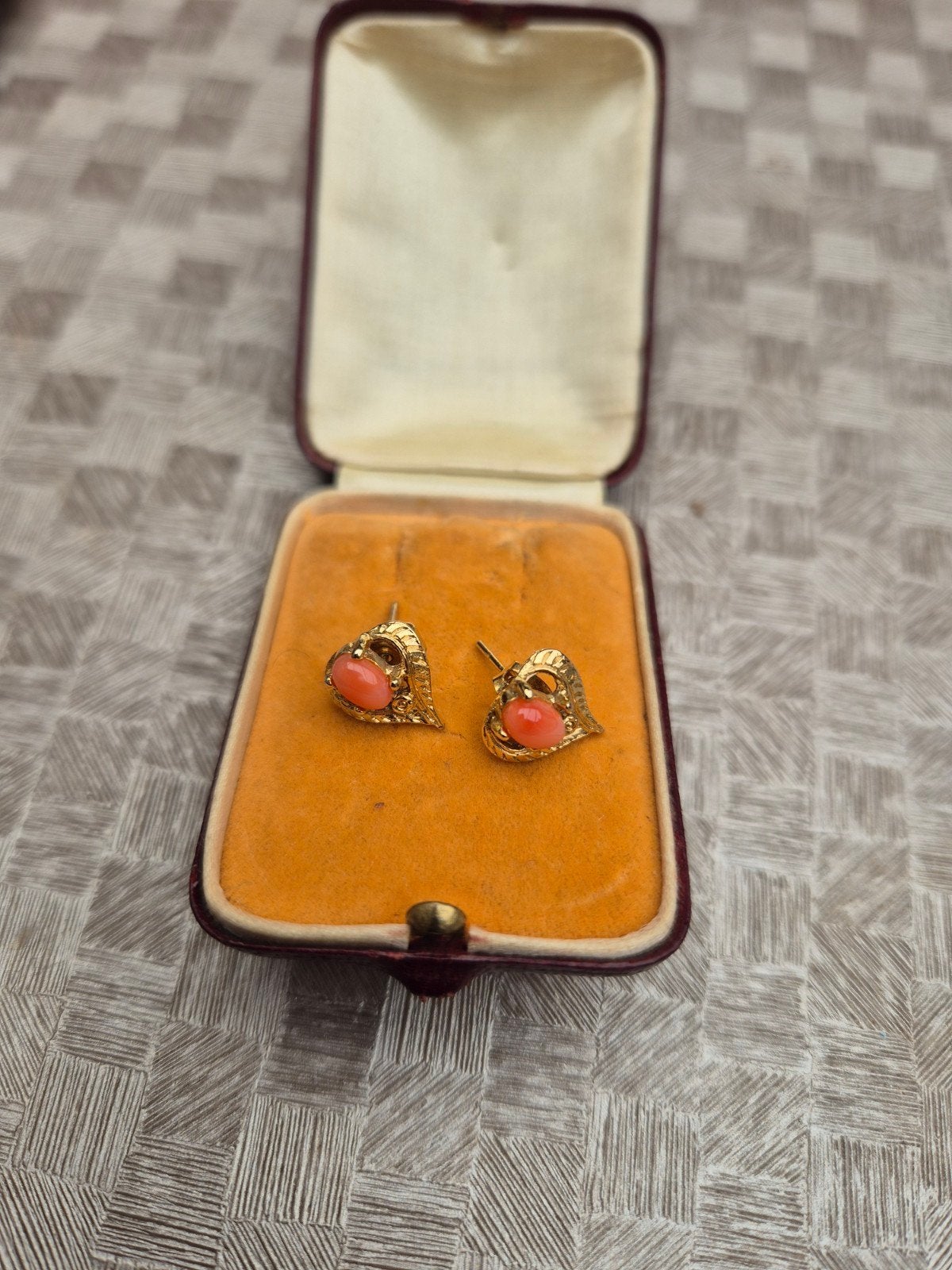 Antieke goudkleurige hart oorbellen met lichtrode steen, Handtassen en Accessoires, Ophalen of Verzenden, Oorbellen
