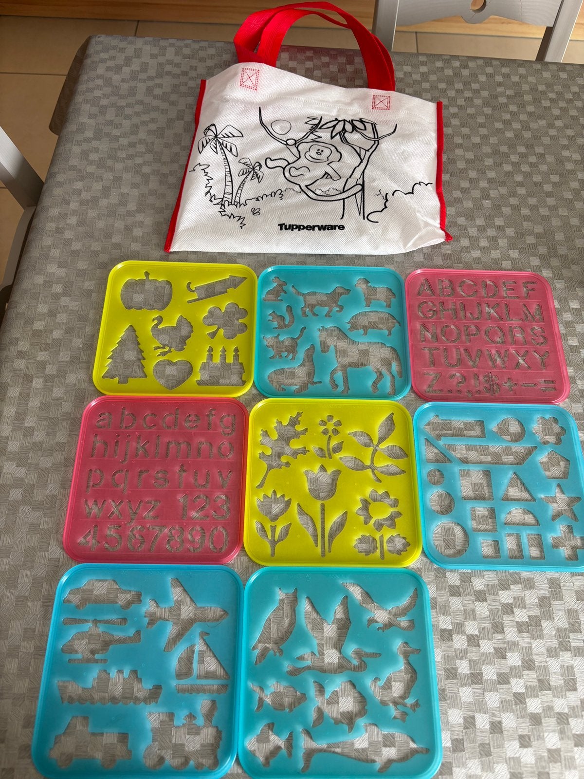 8 tekensjablonen Tupperware met draagtas, Kinderen en Baby's, Speelgoed | Educatief en Creatief, Ophalen, Zo goed als nieuw, Knutselen