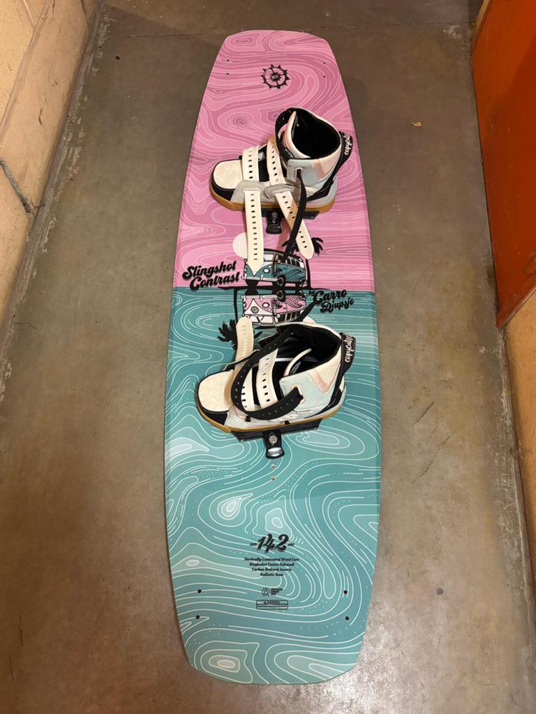 Slingshot wakeboard 142 and boots 37 Copy Cat, Enlèvement ou Envoi, Comme neuf