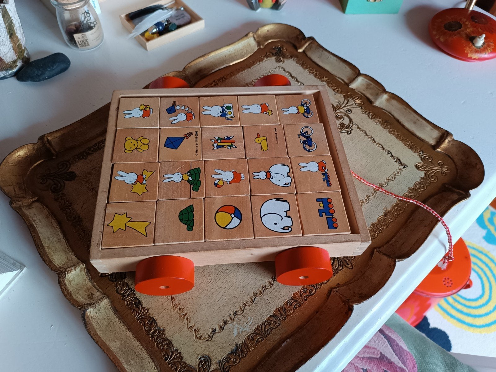 Een houten trekkarretje., Enlèvement