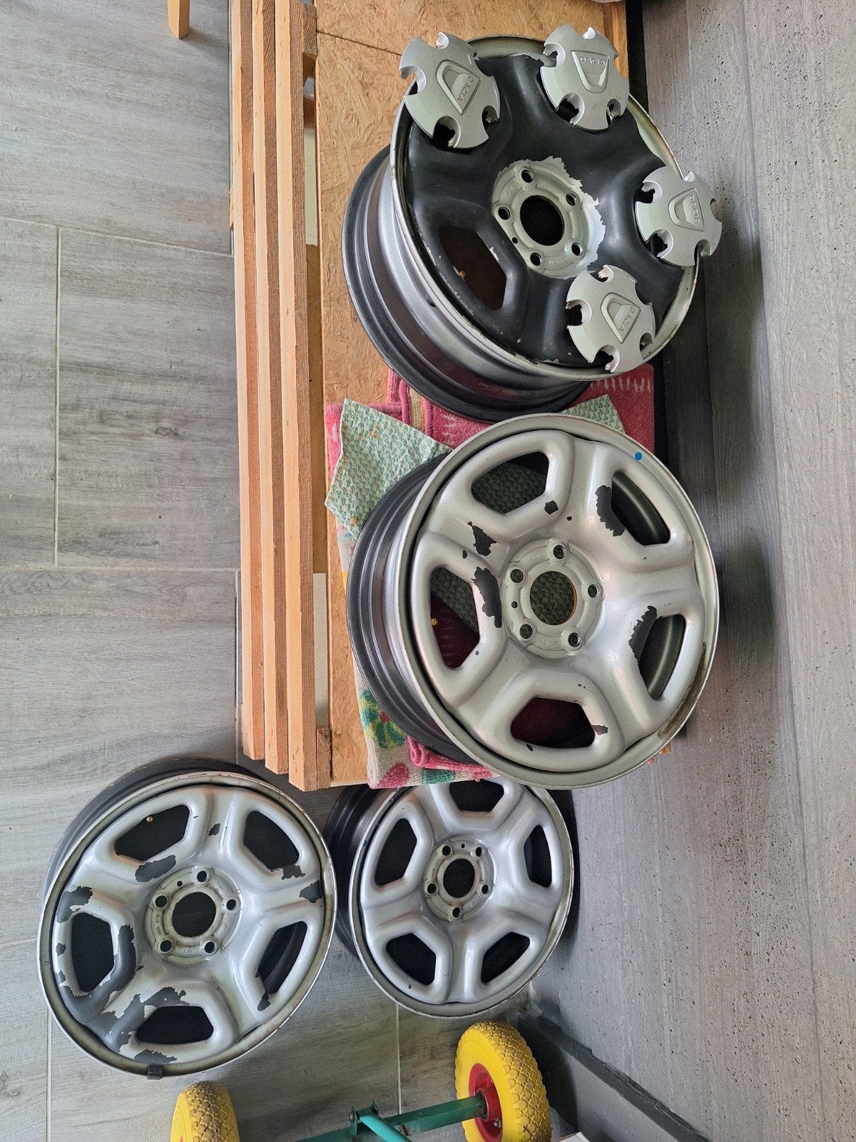 stalen 16" Dacia Duster velgen, Autos : Pièces & Accessoires, Pneus & Jantes, Jante(s), 4 Saisons, 16 pouces, 215 mm, Véhicule de tourisme