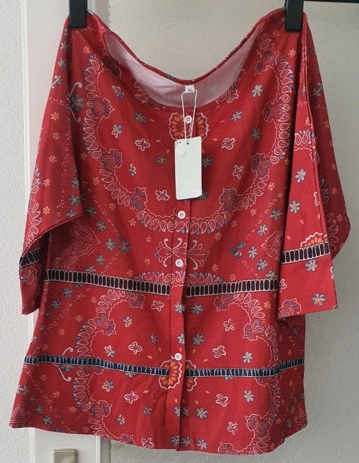 Nieuwe rode top met paisley/bandana print Maat:XL, Maat 46/48 (XL) of groter, Nieuw, Korte mouw, Meerkleurig