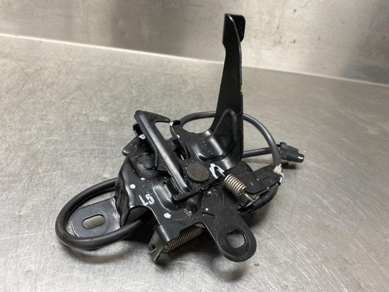 SERRURE CAPOT Toyota Yaris IV (P21 / PA1 / PH1) (01-2020/-), Autos : Pièces & Accessoires, Utilisé, Toyota