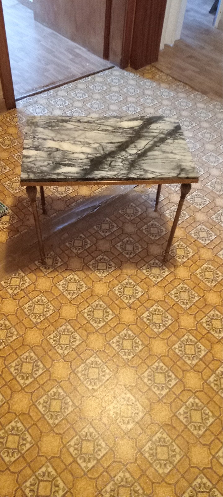 Table basse en marbre et laiton, Enlèvement