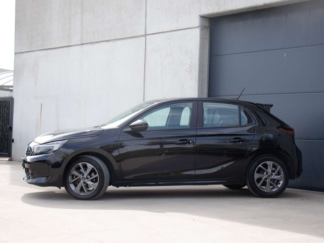 Opel Corsa 1.2 AT8 100PK CAMERA|CARPLAY|DODEHOEK, Autos, Opel, 0 kg, Achat, Euro 6, Noir