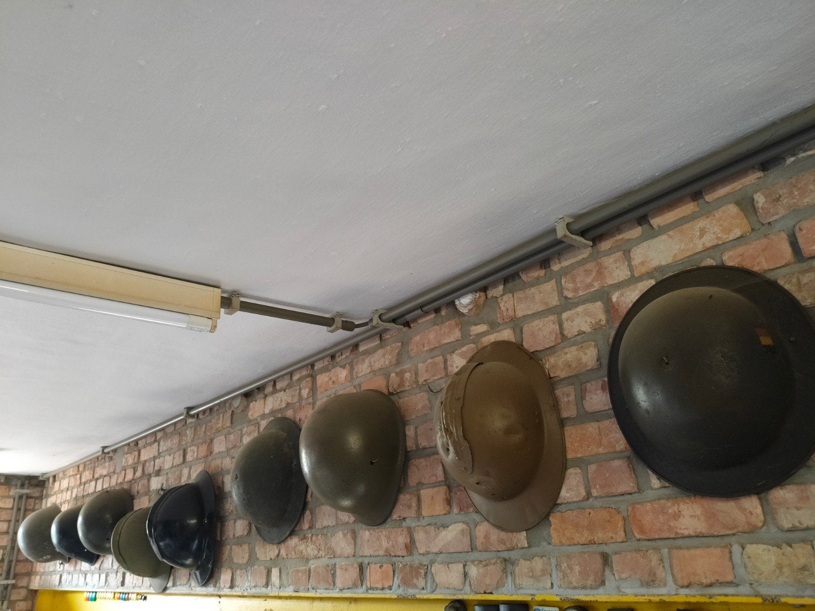 Lot militaria , helmen , gasmasker..., Ophalen