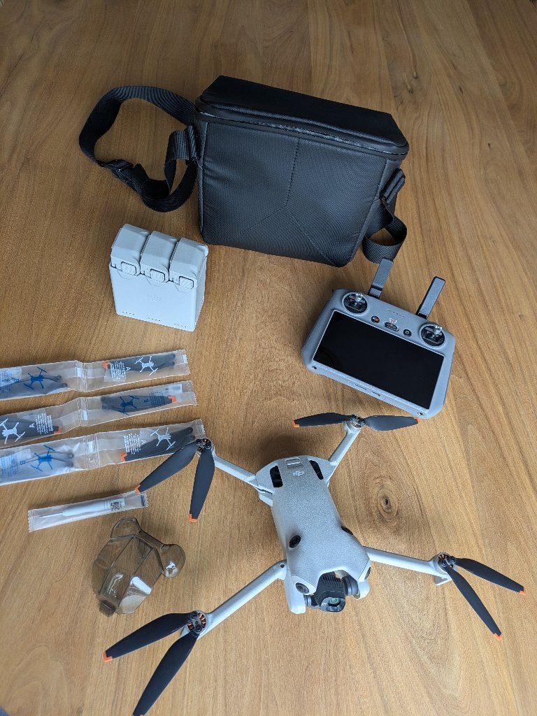 DJI Mini 4 Pro Fly More Combo (< 3 vlieguren) + smart contr., TV, Hi-fi & Vidéo, Drone avec caméra, Enlèvement ou Envoi, Moins de 250 g